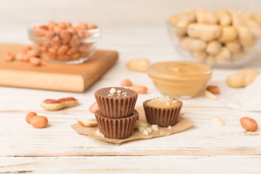 Ahşap masada lezzetli çikolata fıstık ezmesi bardak