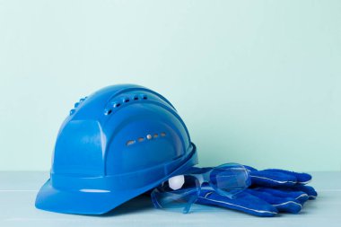 Ahşap masada mavi inşaat ekipmanları