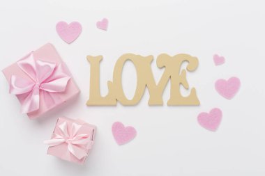 Sevgililer Günü kompozisyonu. Renkli arka plan, üst görünüm hediyeleri..