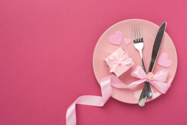 Renkli arka plan, üst görünüm Sevgililer Günü için şölen masası ayarları