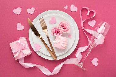 Renkli arka plan, üst görünüm Sevgililer Günü için şölen masası ayarları