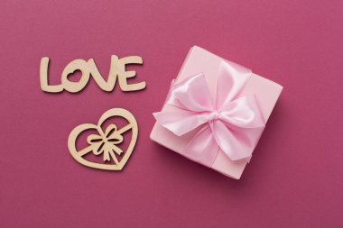 Sevgililer Günü kompozisyonu. Renkli arka plan, üst görünüm hediyeleri..