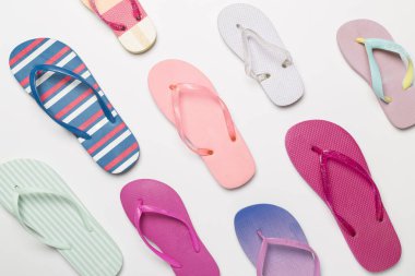 Renk arkaplanı ve üst görünümde birçok parlak parmak arası terlik