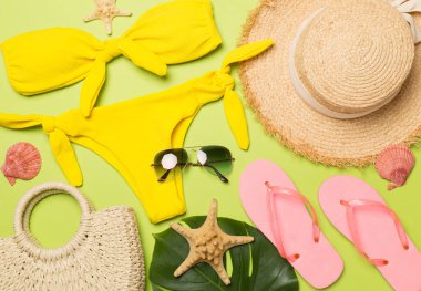 Plaj aksesuarları renk arkaplanı, düz yatış