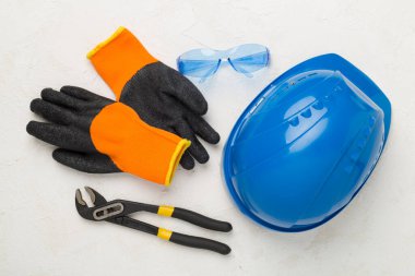 Beton zemin üzerinde inşaat ekipmanları, üst görünüm