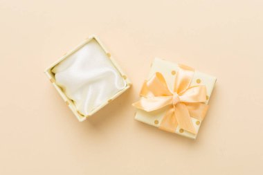 Renk arkaplanı, üst görünümde bej rengi açık hediye kutusu