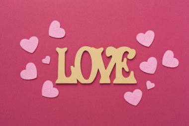 Sevgililer Günü kompozisyonu. Renkli arka plan, üst görünüm hediyeleri..