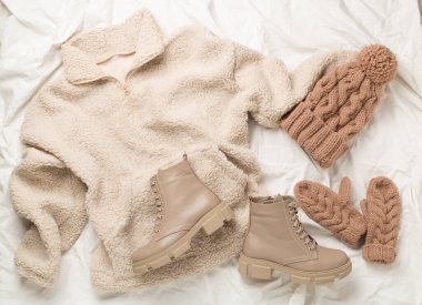 Sıcak sonbahar kış kıyafetleri ve aksesuarları. Düz üst görünüm.