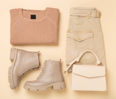 Renkli arka plan ve üst görünümde modaya uygun bahar kıyafetiyle düz uzandı