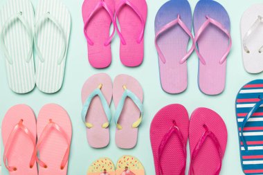 Renk arkaplanı ve üst görünümde birçok parlak parmak arası terlik