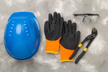 Beton zemin üzerinde inşaat ekipmanları, üst görünüm