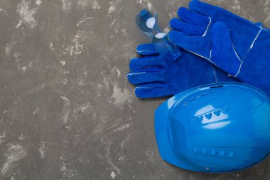 Beton zemin üzerinde mavi inşaat ekipmanları, üst görünüm