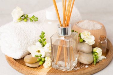 Beton zemin üzerinde frezya çiçeği ve aroma ayırıcı içeren spa bileşimi