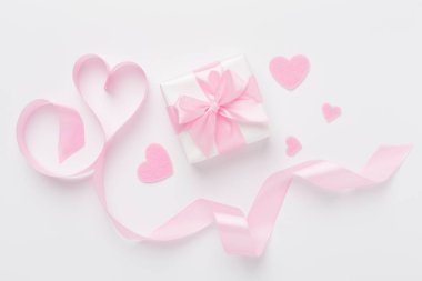 Sevgililer Günü kompozisyonu. Renkli arka plan, üst görünüm hediyeleri..