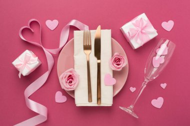 Renkli arka plan, üst görünüm Sevgililer Günü için şölen masası ayarları