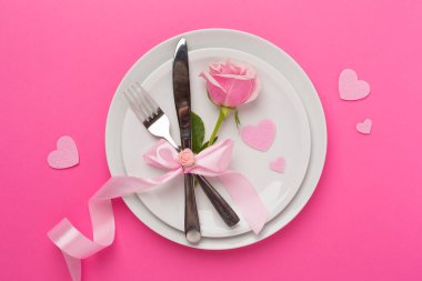 Renkli arka plan, üst görünüm Sevgililer Günü için şölen masası ayarları