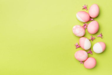 Renkli dekorlu pembe Paskalya yumurtaları, üst görünüm