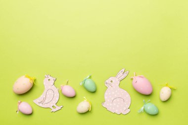 Renkli arka planda şirin Paskalya tavşanı ve yumurtalar.