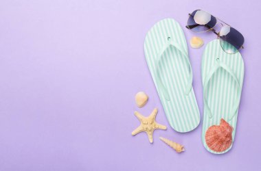 Güneş gözlüklü terlikler ve arka planda uçak, üst görünüm