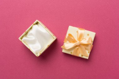 Renk arkaplanı, üst görünümde bej rengi açık hediye kutusu