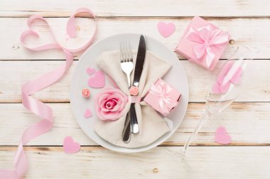 Ahşap arka planda Sevgililer Günü için şölen masası, üst manzara