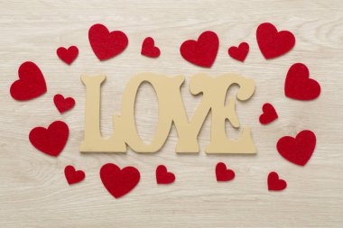 Sevgililer Günü kompozisyonu, ahşap arka planda hediyeler, üst manzara..