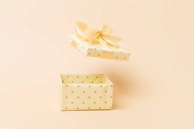 Renk arkaplan üzerinde bej rengi açık hediye kutusu