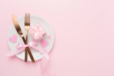 Renkli arka plan, üst görünüm Sevgililer Günü için şölen masası ayarları