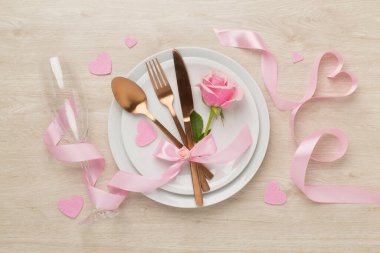 Ahşap arka planda Sevgililer Günü için şölen masası, üst manzara