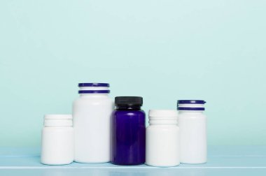 Tahta masadaki vitaminler için plastik şişeler