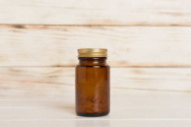 Tahta masadaki vitaminler için plastik şişe.