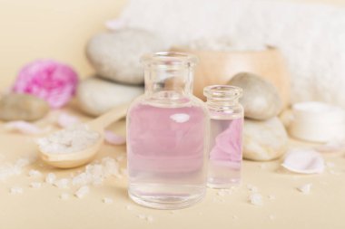 Ahşap masanın üzerinde pembe güller olan spa kompozisyonu