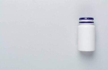 Renkli arka planda vitaminler olan plastik şişe, üst görünüm