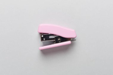 Renkli arka planda pembe zımba, üst görünümde