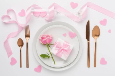 Renkli arka plan, üst görünüm Sevgililer Günü için şölen masası ayarları