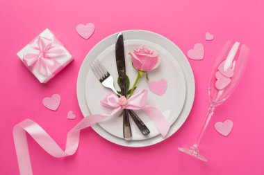 Renkli arka plan, üst görünüm Sevgililer Günü için şölen masası ayarları