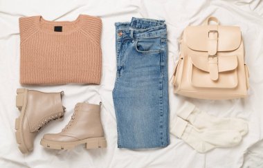 Beyaz arka planda modaya uygun bahar kıyafetleriyle düz yatıyordu, üst görünüm