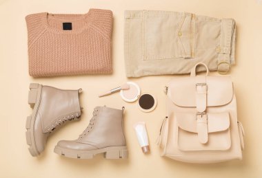 Renkli arka plan ve üst görünümde modaya uygun bahar kıyafetiyle düz uzandı