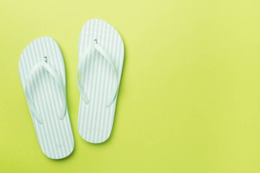 Renk arkaplanı ve üst görünümde çizgili parmak arası terlikler