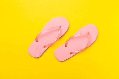 Renk arkaplanı ve üst görünümde parlak parmak arası terlikler