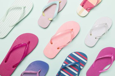 Renk arkaplanı ve üst görünümde parlak parmak arası terlikler