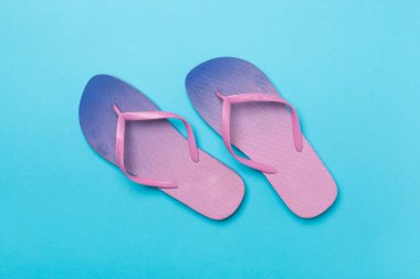 Renk arkaplanı ve üst görünümde parlak parmak arası terlikler