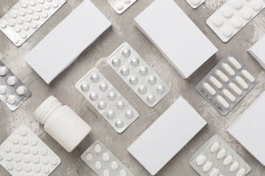 Su toplamada, kutularda ve beton arka planda farklı haplar var.