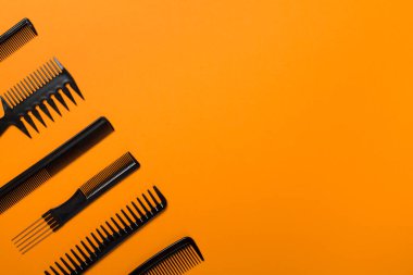 Renk arkaplanı, üst görünüm profesyonel tarak ve kuaför araçları