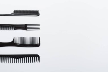 Renk arkaplanı, üst görünüm profesyonel tarak ve kuaför araçları