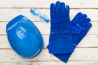 Ahşap arka planda mavi inşaat ekipmanları, üst manzara