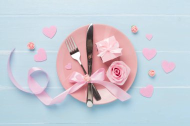 Renkli arka plan, üst görünüm Sevgililer Günü için şölen masası ayarları