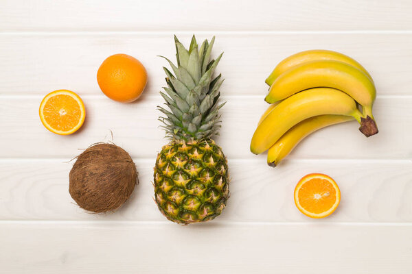 Свежие тропические фрукты на фоне дерева, вид сверху