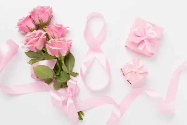 配以粉红玫瑰 礼品盒及八根彩带做的色彩背景 顶视图 妇女日的概念 — 图库照片