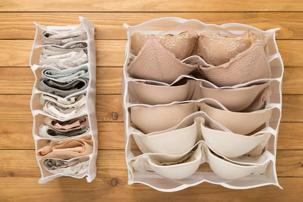 Ahşap arka planda iç çamaşırı organizatörleri, üst görünüm